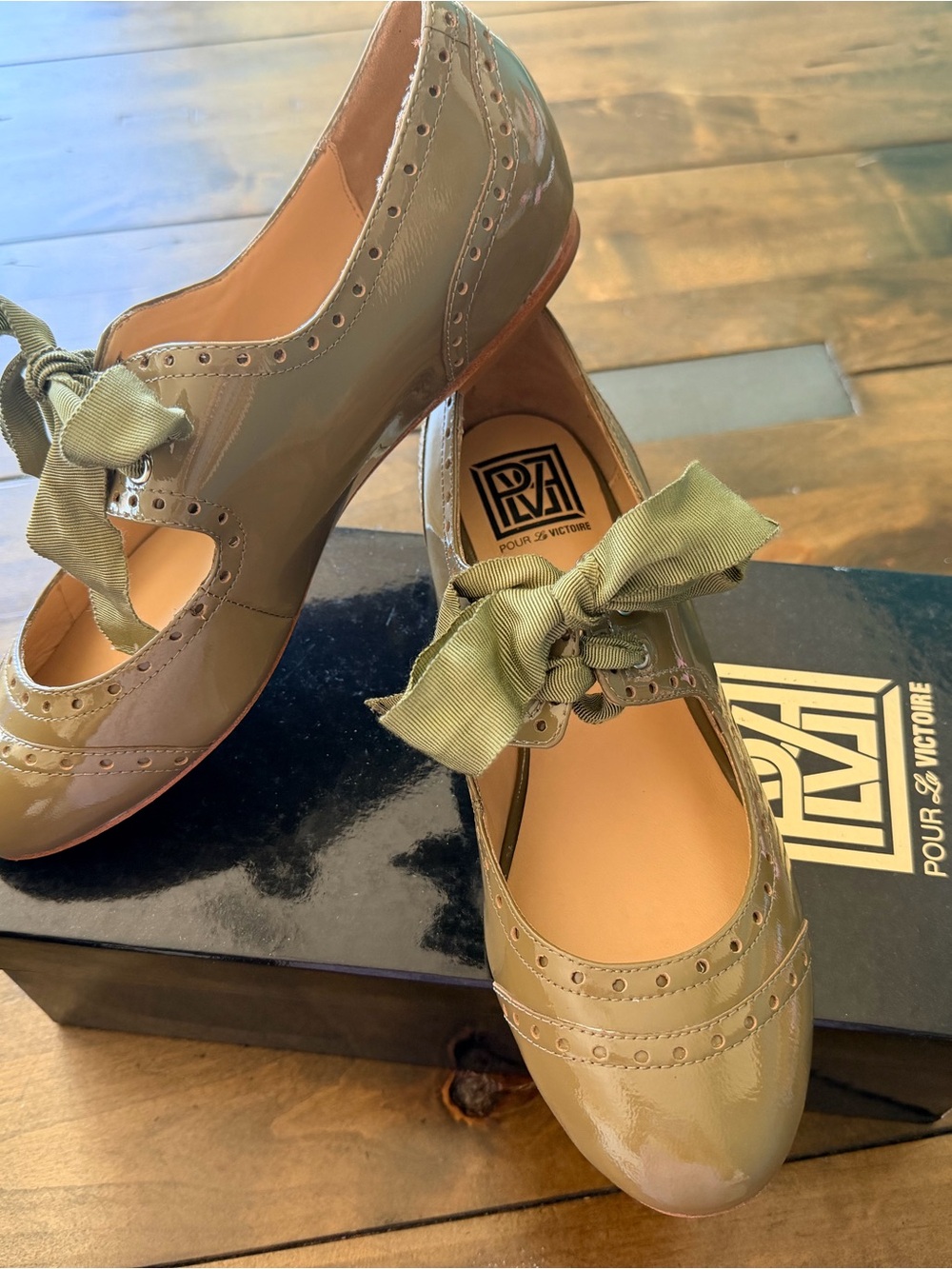 Pour La Victoire Grey/Olive Patent Mary Jane Flats with Ribbon NIB size 8